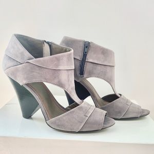 Chic charcoal gray leather wedges 💥